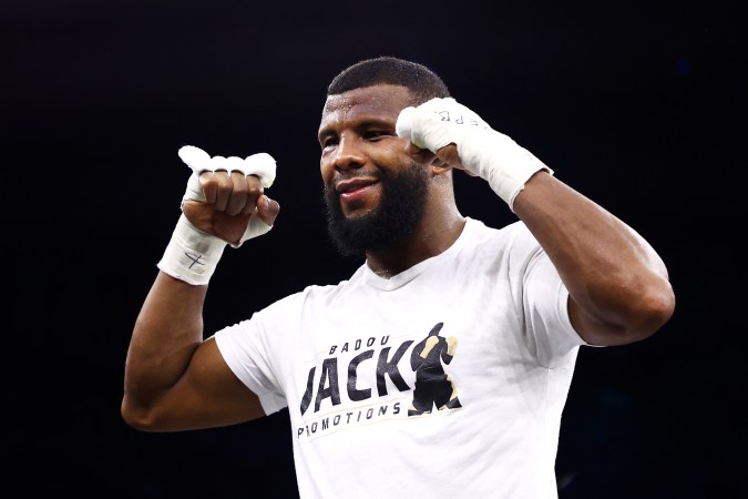 Badou Jack celebra la victoria contra Richard Rivera en Arabia Saudita en 2020.
