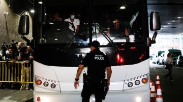 Llega a Los Ángeles autobús con más de 40 migrantes enviado por el gobernador de Texas