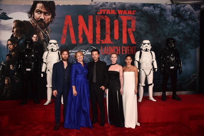Diego Luna y sus compañero de elenco en 'Andor'