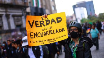 Fiscalía en México revive órdenes de arresto contra 16 militares involucrados en caso Ayotzinapa