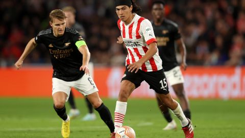 Erick Gutiérrez conduce el balón durante un partido con el PSV Eindhoven.