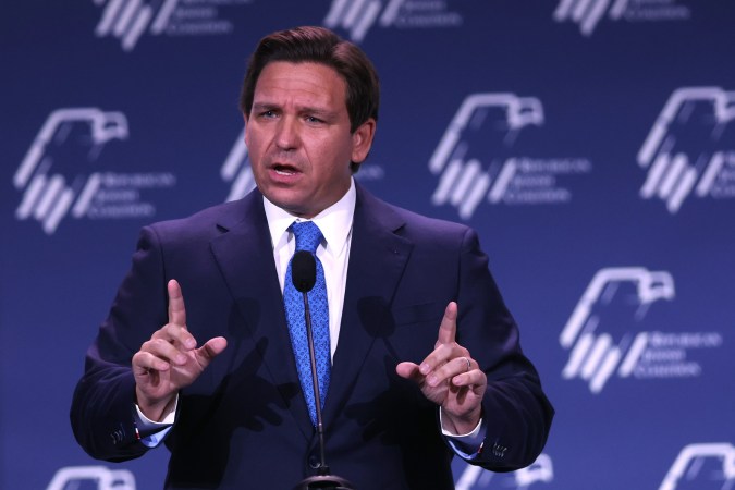 Ron DeSantis se prepara para enfrentarse a Donald Trump en el primer debate republicano.