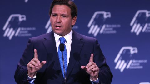 Ron DeSantis se prepara para enfrentarse a Donald Trump en el primer debate republicano.