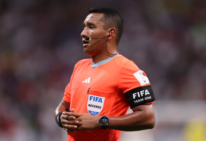 Árbitro Iván Barton durante un partido del Mundial de Qatar 2022. Foto: Julian Finney/Getty Images.
