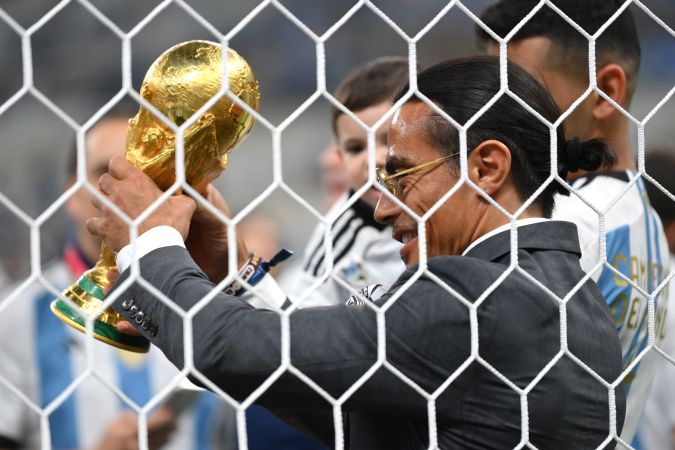 Salt Bae con la Copa del Mundo. Foto: Dan Mullan/Getty Images.