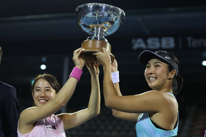 Miyu Kato y Aldila Sutjiadi durante un torneo. Foto: Phil Walter/Getty Images).