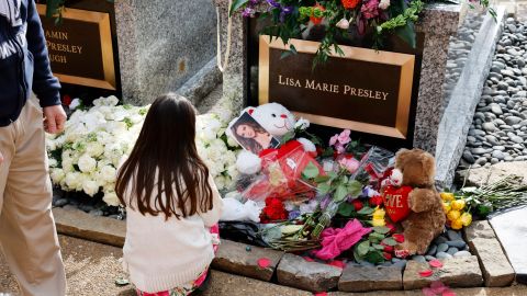 MEMPHIS, TENNESSEE - JANUARY 22: Fans visit the grave of Lisa Marie Presley during her memorial on January 22, 2023 in Memphis, Tennessee. Presley, 54, the only child of American singer Elvis Presley, died January 12, 2023 in Los Angeles. (Photo by Jason Kempin/Getty Images)