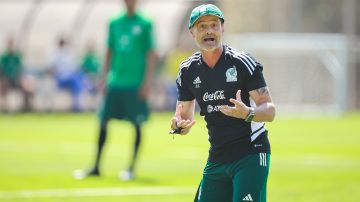 Diego Cocca dirigiendo una sesión de entrenamiento de la selección de México.