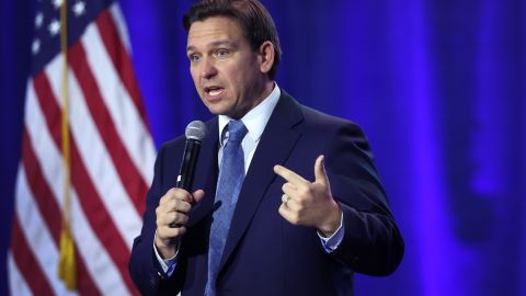 El gobernador de Florida, Ron DeSantis, quiere retirar la ciudadanía por nacimiento.