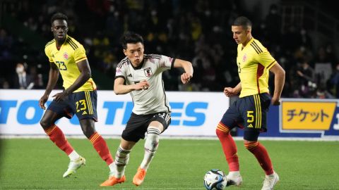 Kevin Castaño (d), durante un partido amistoso contra Japón.