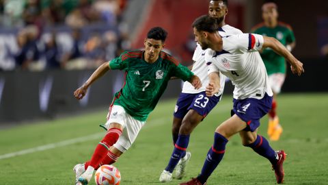 Uriel Antuna con la camiseta de El Tri.