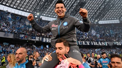 Hirving Lozano celebra el campeonato en Italia.