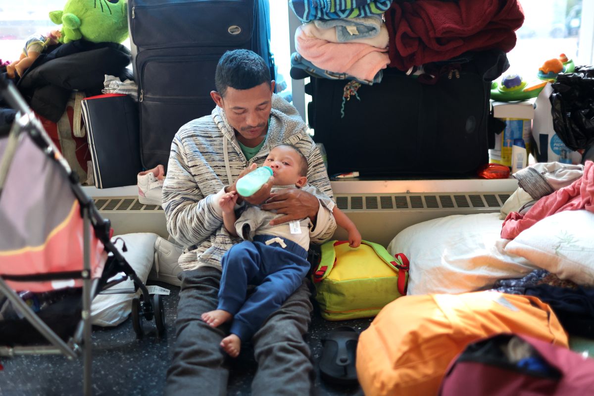 Las familias migrantes con niños requieren una ayuda completa cuando son admitidas en Estados Unidos.