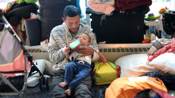 Las familias migrantes con niños requieren una ayuda completa cuando son admitidas en Estados Unidos.