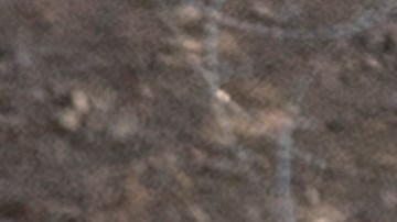 Un soldado de la Guardia Nacional de Texas toma fotos en la frontera de ese estado con México.