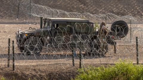 Un soldado de la Guardia Nacional de Texas toma fotos en la frontera de ese estado con México.