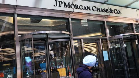 JPMorgan Chase llega a un acuerdo de $290 millones con una víctima de Jeffrey Epstein