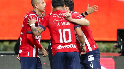 Chivas complica la salida de Vega y Alvarado.