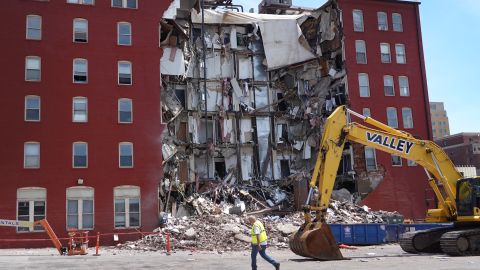 Recuperan los cuerpos de tres hombres en edificio colapsado en Iowa