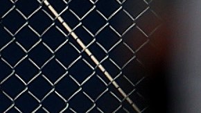 Aaron Judge se recupera luego de realizar una gran atrapada contra la puerta del bullpen de los Yankees.