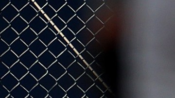 Aaron Judge se recupera luego de realizar una gran atrapada contra la puerta del bullpen de los Yankees.