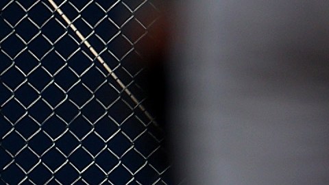 Aaron Judge se recupera luego de realizar una gran atrapada contra la puerta del bullpen de los Yankees.