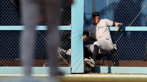 Aaron Judge se recupera luego de realizar una gran atrapada contra la puerta del bullpen de los Yankees.