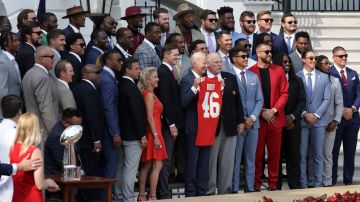 Presidente Joe Biden con los jugadores de Kansas City Chiefs en la Casa Blanca.