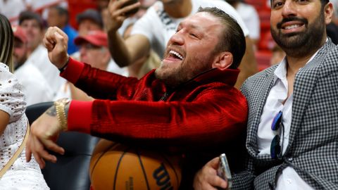 Conor McGregor durante las finales de la NBA.