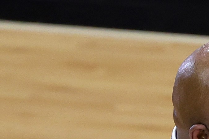 Conor Mcgregor promocionando su spray para el dolor. Foto: Megan Briggs/Getty Images. 