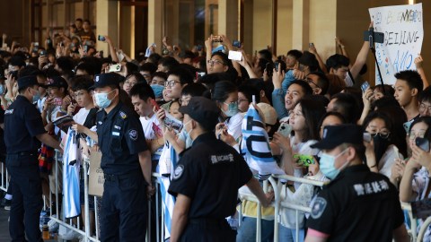Fans afuera del hotel de la selección de Argentina en China.