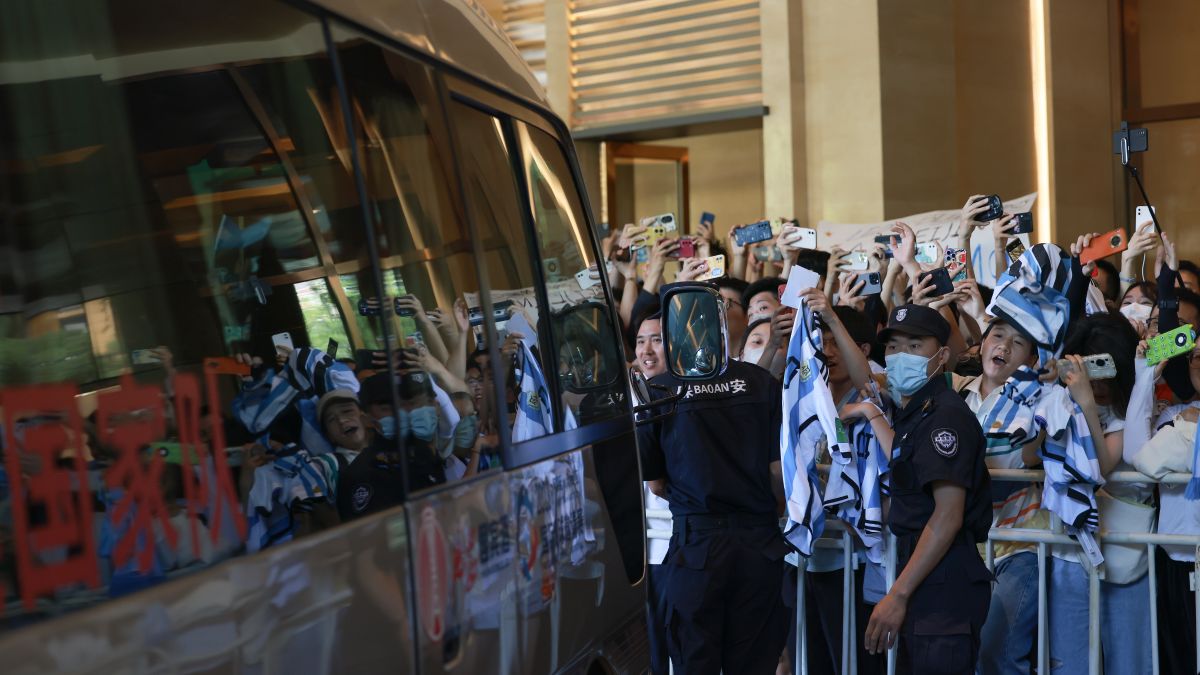 Fans en el aeropuerto de Pekín esperando a Lionel Messi. 