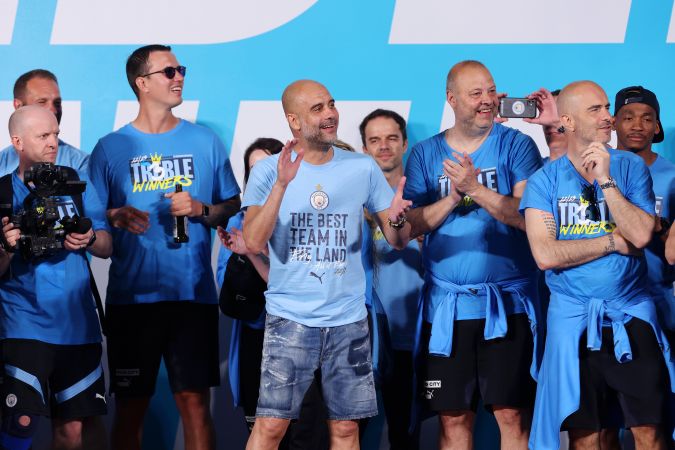 Pep Guardiola celebrando con trabajadores del Manchester City. Foto: Alex Livesey/Getty Images.