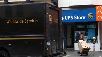 Más de 330,000 trabajadores sindicalizados de UPS aprobaron ir a la huelga.