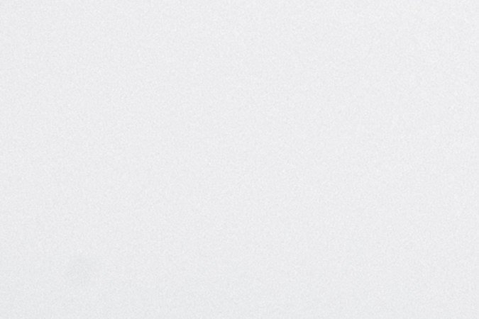 Una familia de inmigrantes que busca asilo mira a través de una cerca el 14 de junio de 2023 en Eagle Pass, Texas.