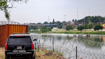 Inmigrantes cruzan el río Grande para intentar entrar a EE.UU. desde México el 14 de junio de 2023.