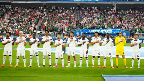 Selección de Estados Unidos entonando el himno nacional.