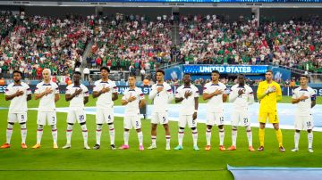 Selección de Estados Unidos entonando el himno nacional.