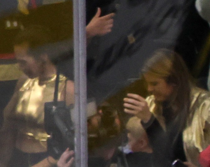 Jugadores de Las Vegas Golden Knights celebrando en la pista. Foto: Ethan Miller/Getty Images.