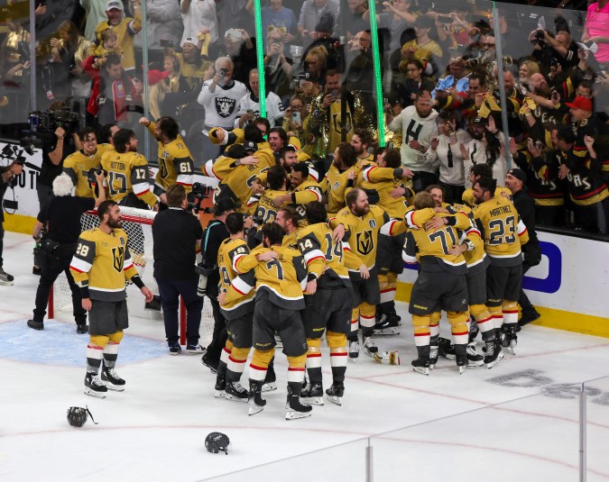 Jugadores de Las Vegas Golden Knights celebrando en la pista. Foto: Ethan Miller/Getty Images.