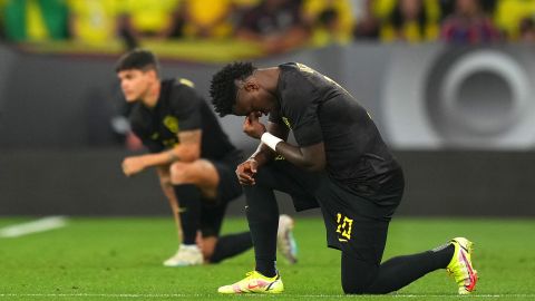 Vinícius Junior jugador de la Selección de Brasil con la playera negra en contra del racismo.