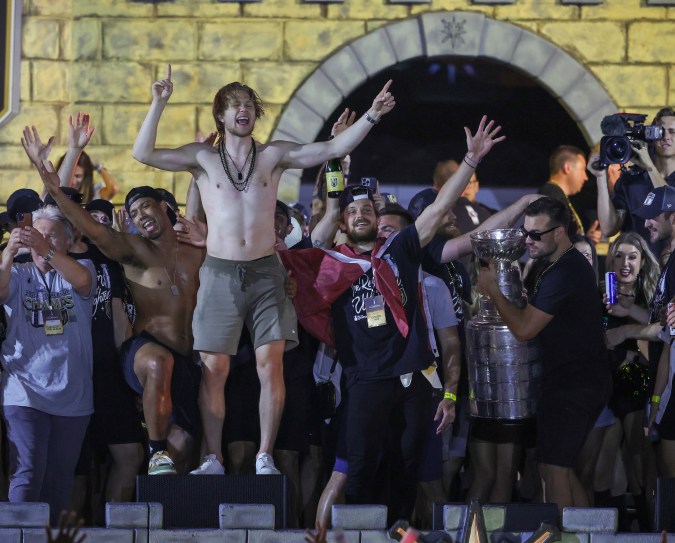 Jugadores de Las Vegas Golden Knights en las celebraciones con el público. Foto: Ethan Miller/Getty Images.