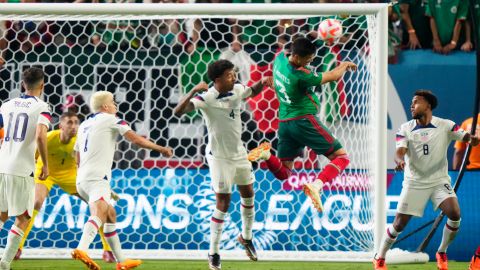 César Montes con México ante Estados Unidos.