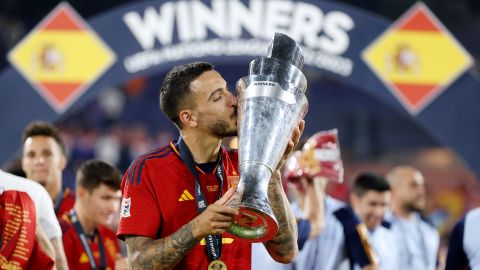 Joselu besa la copa de la Nations League que España ganó hace unos días.