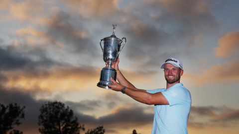 Wyndham Clark con el trofeo del U.S. Open Championship.