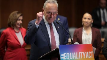 El líder de la mayoría del Senado, Chuck Schumer, en la conferencia de prensa sobre la introducción de la Ley de Igualdad.