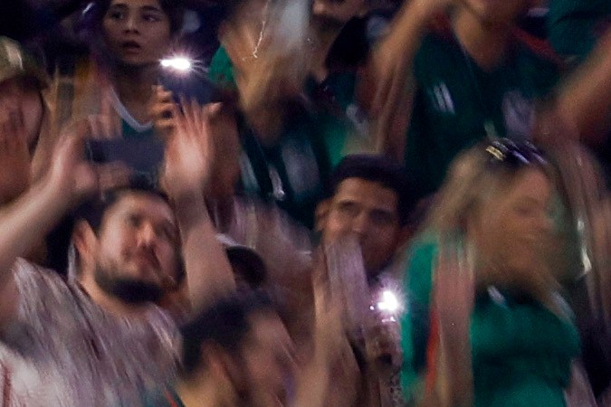 Fans mexicanos ovacionando y animando durante el México vs. Honduras en Copa Oro. Foto: Carmen Mandato/Getty Images.