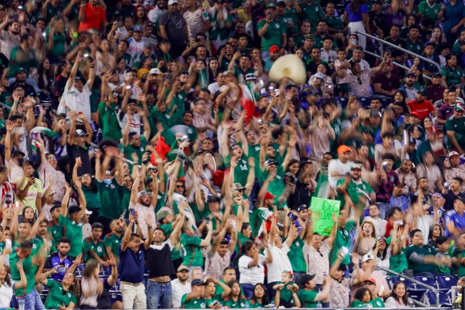 Fans mexicanos ovacionando y animando durante el México vs. Honduras en Copa Oro. Foto: Carmen Mandato/Getty Images.