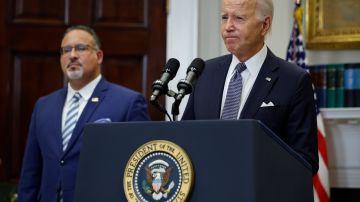 El presidente Joe Biden se unió al secretario de Educación Miguel Cardona para anunciar su plan B para cancelar la deuda estudiantil.