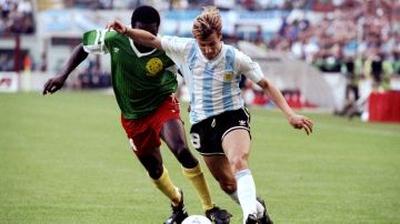 Claudio Caniggia disputa el balón con Benjamin Massing de Camerún en el Mundial Italia 1990.